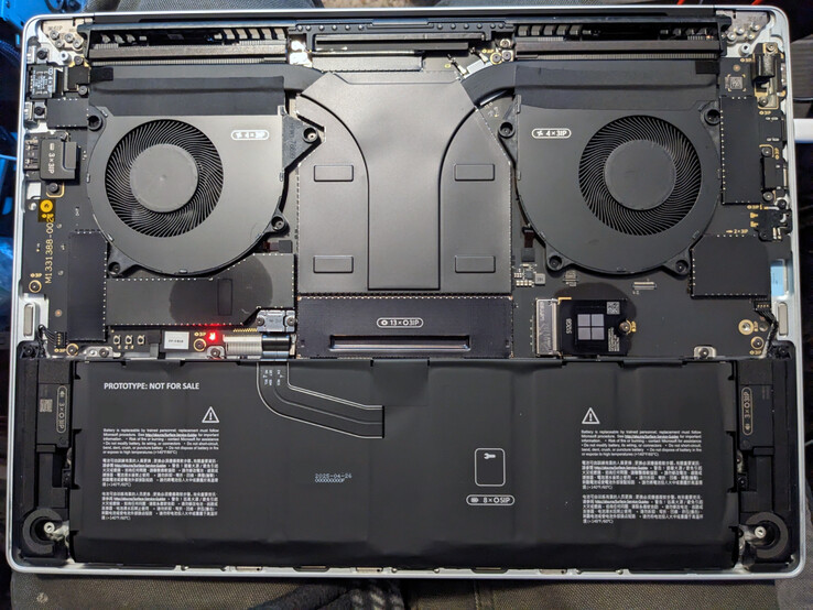 El Surface Laptop Ultra cuenta con un panel inferior modular, pero las cubiertas de aluminio a presión impiden acceder a la mayoría de los componentes.