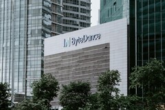 Logotipo de ByteDance en el edificio de oficinas de la empresa en Singapur (Fuente de la imagen: Claudio Schwarz - Unsplash)