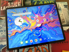 El Teclast Art Pad Pro también incluye un lápiz óptico con 4096 niveles de presión y un adaptador de corriente de 30 vatios. (Fuente de la imagen: Notebookcheck)