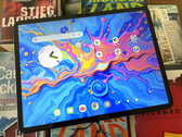El Teclast Art Pad Pro también incluye un lápiz óptico con 4096 niveles de presión y un adaptador de corriente de 30 vatios. (Fuente de la imagen: Notebookcheck)