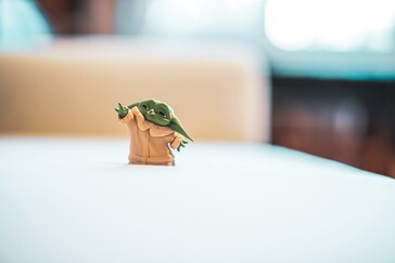 Una figura en miniatura de Grogu (conocido popularmente como Baby Yoda) de El mandaloriano (Fuente de la imagen: Victor Serban vía Unsplash)