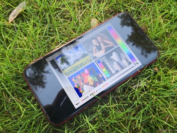 Uso del iPhone XR al aire libre en un día soleado