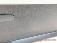 El prototipo Keychron K2 HE Concrete tenía una mancha en la parte inferior. (Fuente de la imagen: Notebookcheck/Stephen Pereyra)