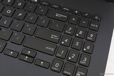 El teclado numérico y las teclas de flechas son más pequeñas y más pequeñas que las teclas QWERTY.