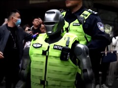 El PM01 de la empresa Engine AI fue el primer robot humanoide al servicio de la policía. (Fuente de la imagen: CGTN)