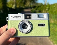 La Pure35 está disponible en verde, morado y negro.