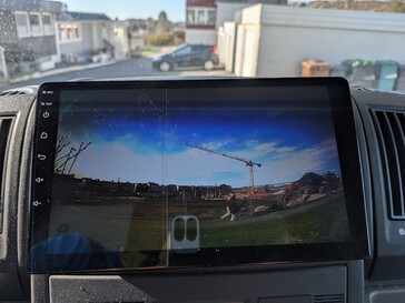 A pesar de los defectos de construcción de la cámara, la imagen de marcha atrás es perfectamente servible incluso de noche