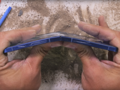 El Samsung Galaxy Z Flip 7 (en la imagen) seguía funcionando después de la agotadora prueba de flexión, y eso además dos veces. (Fuente de la imagen: JerryRigEverything en YouTube)