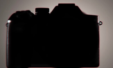 La silueta de la Sony RX10 V es muy diferente...