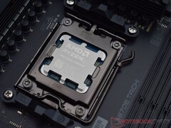 Procesador AMD Ryzen X3D instalado en un zócalo de placa base AM5 (Fuente de la imagen: Notebookcheck)