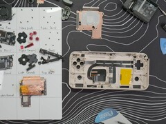 Desmontaje del Ayaneo Pocket Ace con las piezas colocadas. (Fuente de la imagen: What Obi Plays en YouTube)