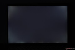 El sangrado de la retroiluminación es evidente en nuestra unidad de prueba HP EliteBook X G1i 14 (Fuente de la imagen: Notebookcheck)