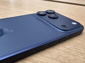 Unidad de pantalla del iPhone 17 Pro Max en Deep Blue mostrando arañazos en la parte trasera. (Fuente de la imagen: Consomac)