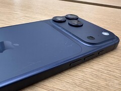 Unidad de pantalla del iPhone 17 Pro Max en Deep Blue mostrando arañazos en la parte trasera. (Fuente de la imagen: Consomac)