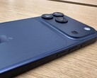 Unidad de pantalla del iPhone 17 Pro Max en Deep Blue mostrando arañazos en la parte trasera. (Fuente de la imagen: Consomac)