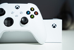 Incluso el humilde mando de la Xbox necesita una renovación de mitad de generación. (Fuente de la imagen: Mika Baumeister)