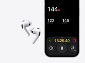 Una imagen de los Apple AirPods Pro 3 junto a un iPhone