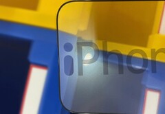 Se espera que el Apple iPhone 14 Pro y iPhone 14 Pro Max vengan con recortes en forma de &quot;i&quot; en la pantalla. (Fuente de la imagen: @UniverseIce - editado)