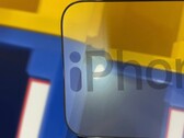 Se espera que el Apple iPhone 14 Pro y iPhone 14 Pro Max vengan con recortes en forma de "i" en la pantalla. (Fuente de la imagen: @UniverseIce - editado)