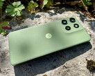 El Motorola Moto G56 viene en cuatro variantes de color. Nuestra unidad de revisión se muestra en verde Pantone Dill. (Fuente de la imagen: Notebookcheck)