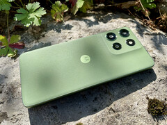 El Motorola Moto G56 viene en cuatro variantes de color. Nuestra unidad de revisión se muestra en verde Pantone Dill. (Fuente de la imagen: Notebookcheck)