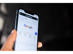 Fotografía de una mano sujetando un smartphone con la página de inicio de Google Search abierta en la pantalla. (Fuente de la imagen: Solen Feyissa en Flickr)
