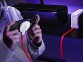 El compacto radiador de refrigeración líquida de OnePlus lleva atornillado un disco de carga inalámbrica magnética. (Fuente de la imagen: OnePlus)