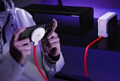 El compacto radiador de refrigeración líquida de OnePlus lleva atornillado un disco de carga inalámbrica magnética. (Fuente de la imagen: OnePlus)