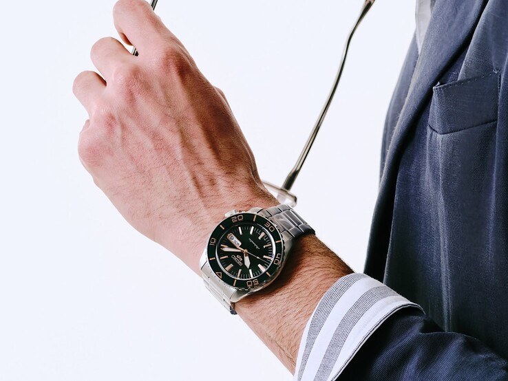 Reloj Seiko 5 Sports SKX HDB005 en la muñeca de una persona