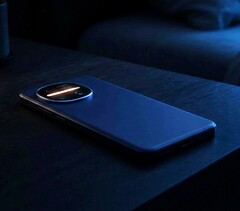 El Sharp Aquos R11 cuenta con una tira de LED RGB en el módulo de la cámara.