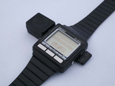 El WristMac en su adaptador "bidireccional" para Macintosh. (Fuente de la imagen: Aroged)
