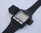 El WristMac en su adaptador "bidireccional" para Macintosh. (Fuente de la imagen: Aroged)
