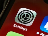 Primer plano del icono de la aplicación «Ajustes» en la pantalla de un iPhone