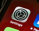 Primer plano del icono de la aplicación «Ajustes» en la pantalla de un iPhone