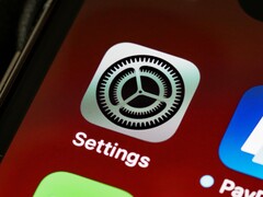 Primer plano del icono de la aplicación «Ajustes» en la pantalla de un iPhone