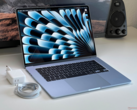Apple macBook Air de 15 pulgadas con cargador y cable sobre un escritorio (Fuente de la imagen: Notebookcheck)