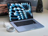 Apple macBook Air de 15 pulgadas con cargador y cable sobre un escritorio (Fuente de la imagen: Notebookcheck)