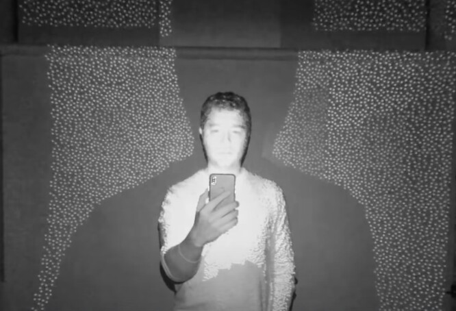 Apple's FaceID funciona utilizando un proyector de puntos, un iluminador de flujo y un sensor de infrarrojos. (Fuente: Tech Insider en YouTube)