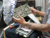 Placa del sistema informático del Tesla FSD (Fuente de la imagen: WSJ)