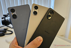 El Xperia 5 V en sus tres colores de lanzamiento. (Fuente de la imagen: Notebookcheck)