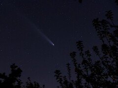 Una foto que muestra un cometa en el cielo nocturno. (Fuente de la imagen: mTPhotography - Pixabay)