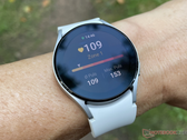 La serie Galaxy Watch5 mantendrá los grandes biseles de la pantalla del Galaxy Watch4 para la navegación táctil. (Fuente de la imagen: NotebookCheck)