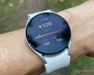 La serie Galaxy Watch5 mantendrá los grandes biseles de la pantalla del Galaxy Watch4 para la navegación táctil. (Fuente de la imagen: NotebookCheck)