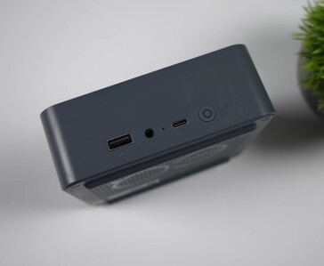 Puerto de E/S frontal del mini PC Beelink EQi 304, que cuenta con un puerto USB tipo A, una toma de audio de 3,5 mm, un puerto USB-C y un botón de encendido.