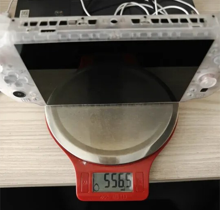 Un prototipo de GPD Win 5 en acabado blanco translúcido. (Fuente de la imagen: GPD vía Cary Golomb)