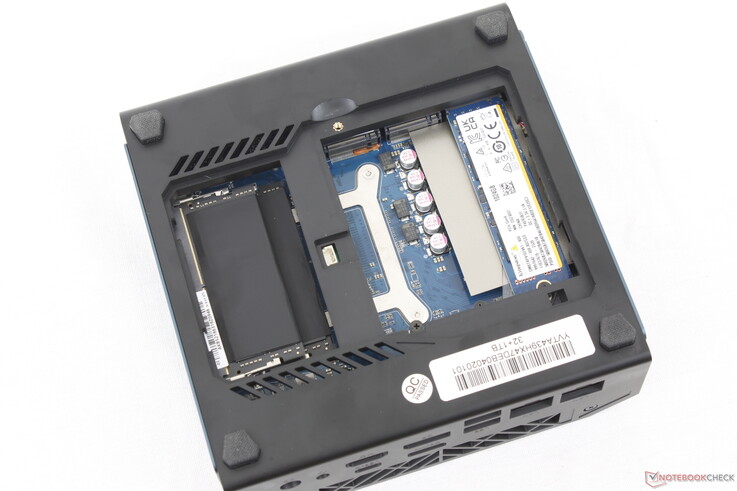 Se puede acceder fácilmente a las tres ranuras para SSD M.2 2280 y a las dos ranuras para módulos SODIMM DDR5 con un destornillador Phillips.