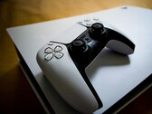 Una consola PlayStation 5 y el mando DualSense. (Fuente de la imagen: Pexels / Pascal)