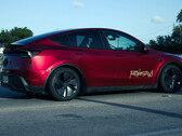 El robotaxi Tesla Model Y en color Rojo Ultra. (Fuente de la imagen: @AdanGuajardo/X)
