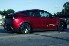 El robotaxi Tesla Model Y en color Rojo Ultra. (Fuente de la imagen: @AdanGuajardo/X)