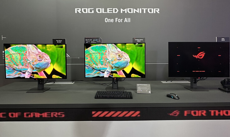 Las ROG Strix OLED XG32UCWG y XG32UCWMG expuestas en Computex 2025. (Fuente de la imagen: TFTCentral)